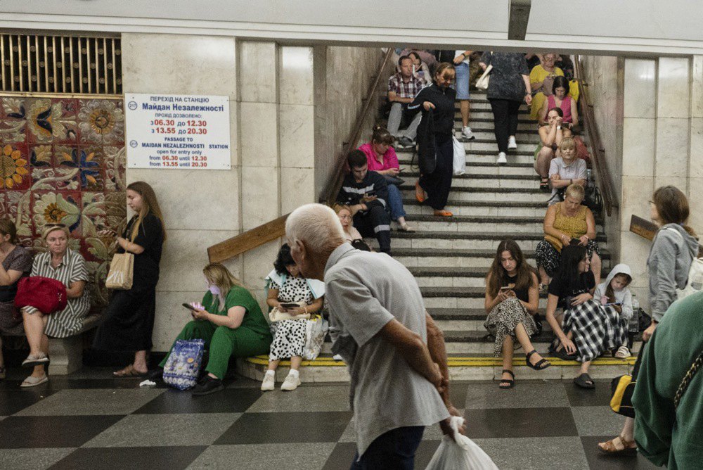 Люди в київському метро під час повітряної тривоги. 