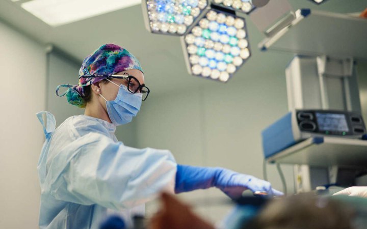 80 % хірургинь відчували дискримінацію в професії лише через стать, – дослідження
