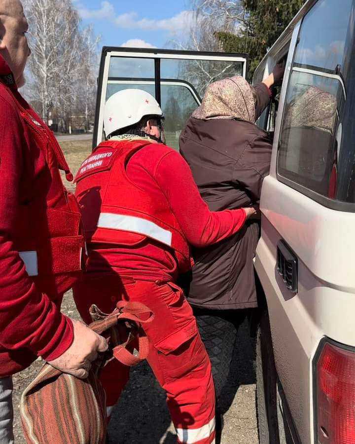 Евакуація літніх мешканців громади.