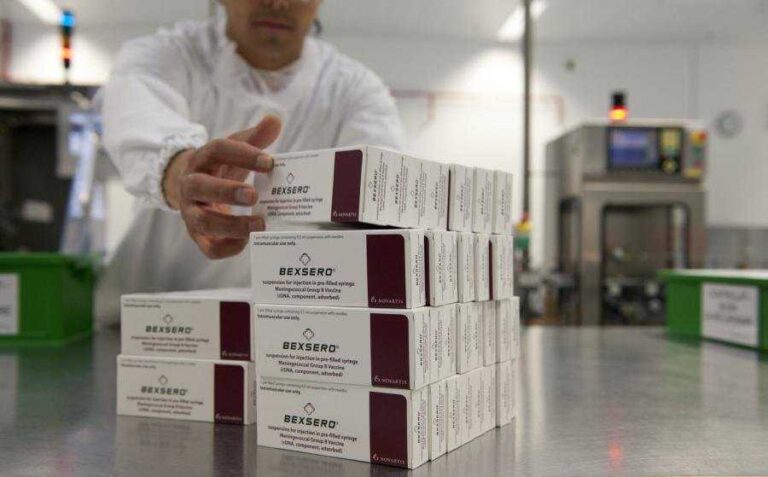 Мисливці за дозами: чому в Україні є проблеми з постачанням двох вакцин для дітей