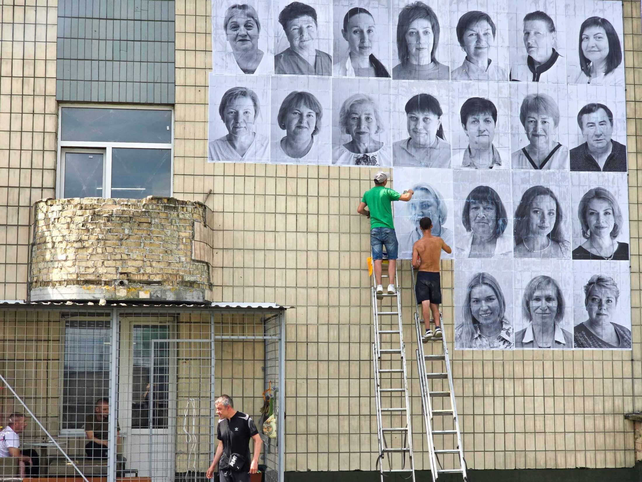 Фотоінсталяція зі світлинами 150 працівників Павлівської психіатричної лікарні