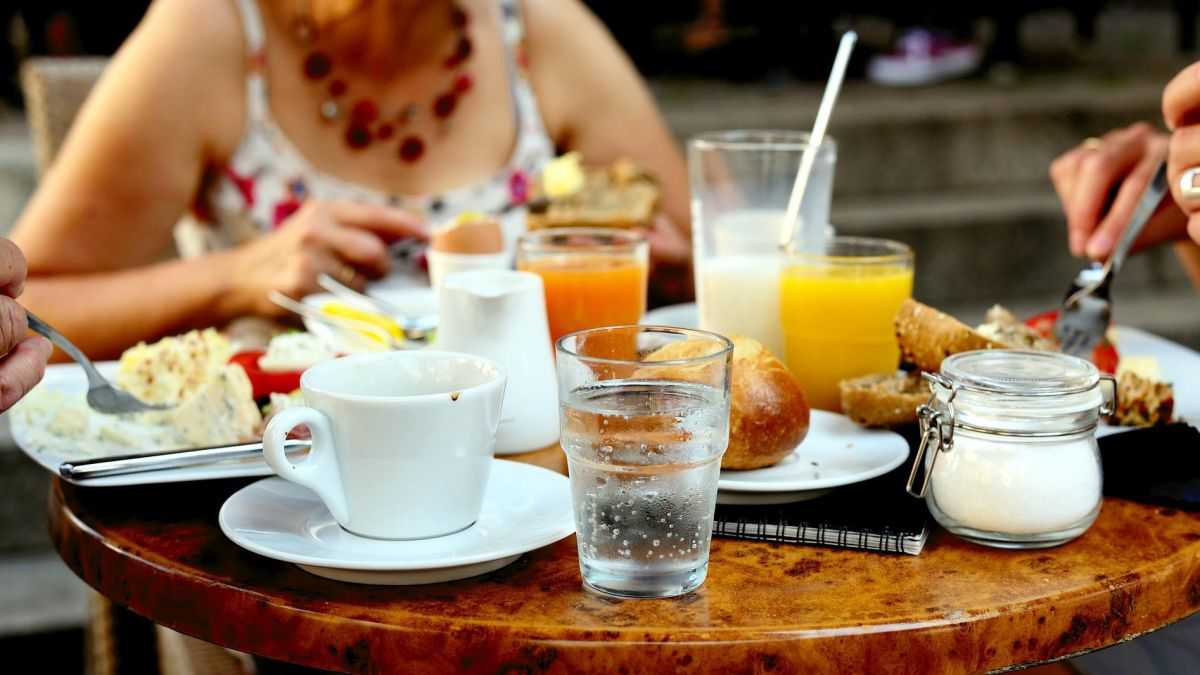 Розбираємо правило 8 склянок води на день: Міфи та факти