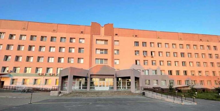 «Ніхто не хоче працювати у прифронтовій лікарні»: історія хірурга з Охтирки, який оперував навіть під час авіаударів по місту
