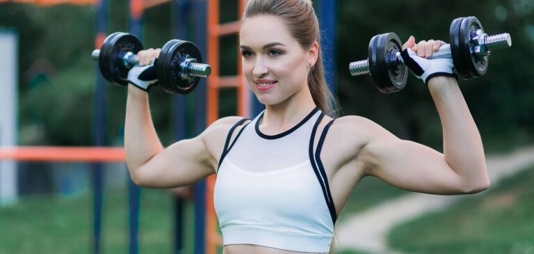 Підтягнуті руки без залу: 4 ефективні вправи з гантелями