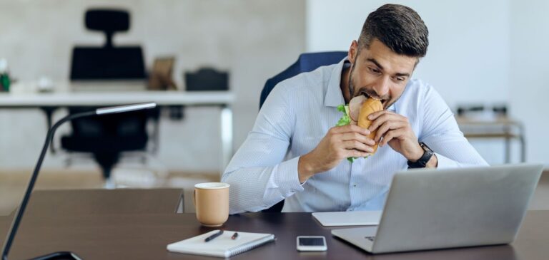 Їжа проти офісної рутини: 10 продуктів, які рятують від наслідків сидячої роботи