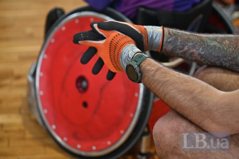 Ви бачили, як пресують колісними кріслами? Репортаж з ветеранського регбі