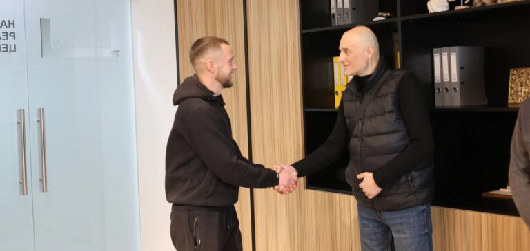 “Частина мого батька продовжує жити”: у Львові син посмертного донора зустрівся з чоловіками, яким пересадили органи його тата. Фото