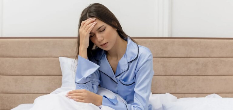 Не варто пити перед сном: який популярний напій руйнує нічний відпочинок