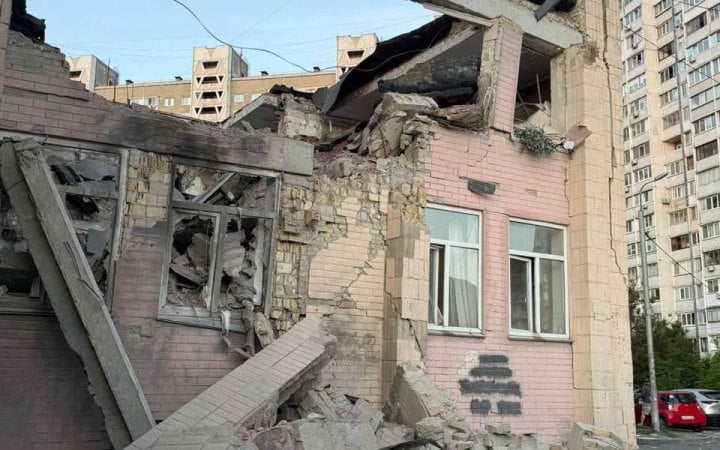 Російський обстріл пошкодив та частково зруйнував 5 медзакладів у Києві