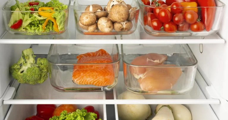 7 секретів, як довше зберігати продукти свіжими: від овочів до готових страв.