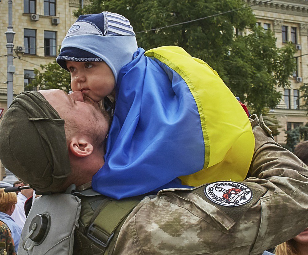 Військовослужбовець обіймає малюка перед відправкою підрозділу на передову, Харків, 30 червня 2015 року.