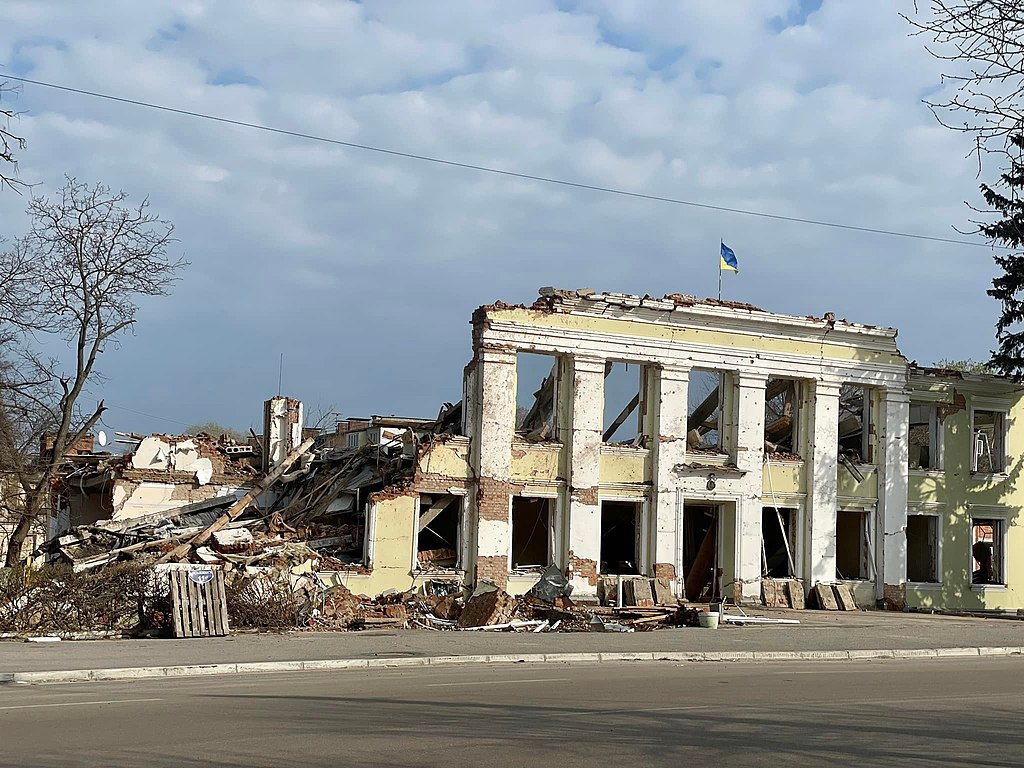 Охтирська міська рада після російського нападу, пошкоджена двогодинним ракетним обстрілом міста в ніч із 7 на 8 березня 2022 року